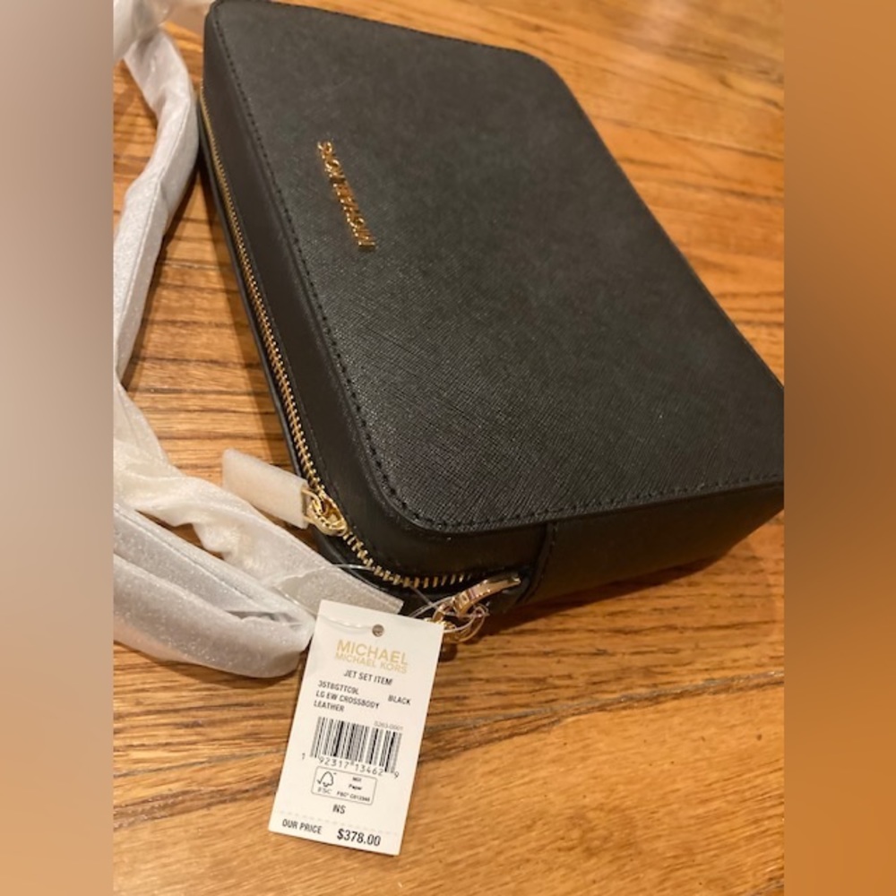 Brand New with tags Michael Kors Jet Set Crossbody purse.